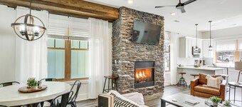 Dtwn Blowing Rock Condo w/ Private Hot Tub!