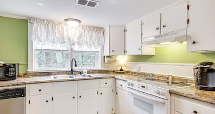 Aiken Apt w/ Garden-view Balcony: Half-mi to Dtwn!