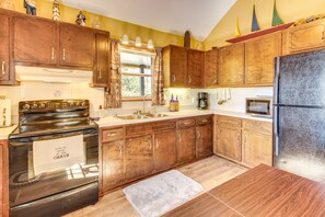 Interior - Pet-friendly Byrdstown Cottage w/ Deck & Fire Pit! (Byrdstown)