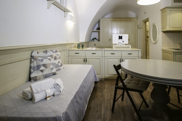 Kühlschrank, Mikrowelle, Herdplatte, Wasserkocher mit Kaffee-/Teezubehör