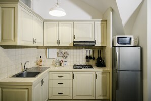 Kühlschrank, Mikrowelle, Herdplatte, Wasserkocher mit Kaffee-/Teezubehör