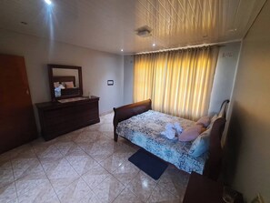 2 多间卧室、熨斗/熨衣板、免费 WiFi、床单