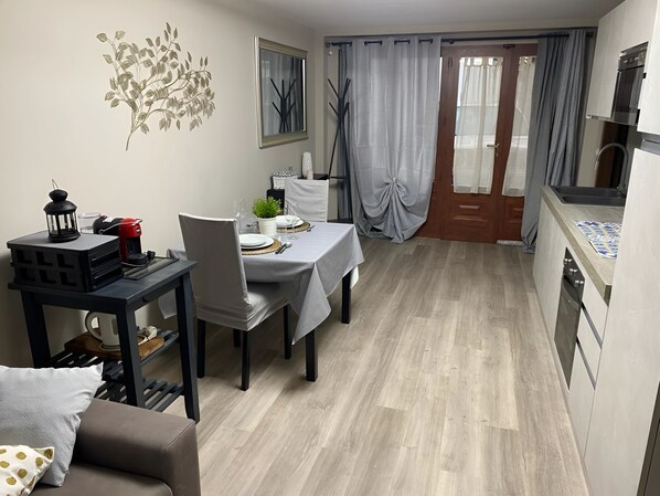 冰箱、微波炉、烤箱、炉灶