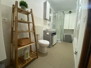 淋浴设施、吹风机、毛巾、肥皂