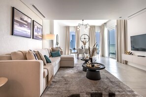 TV - Elegant 2BR in La Vie, JBR by Deluxe Holiday Homes (Dubai)