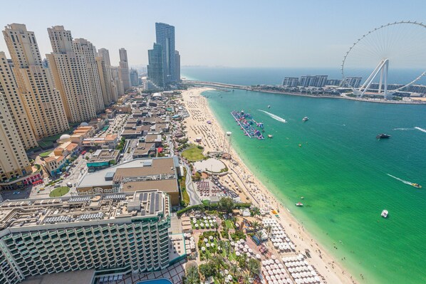 Beach - Elegant 2BR in La Vie, JBR by Deluxe Holiday Homes (Dubai)