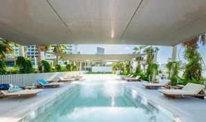 Pool - Elegant 2BR in La Vie, JBR by Deluxe Holiday Homes (Dubai)