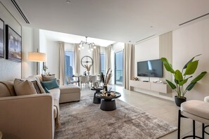 TV - Elegant 2BR in La Vie, JBR by Deluxe Holiday Homes (Dubai)