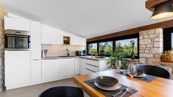 Fridge, oven, dishwasher, coffee/tea maker