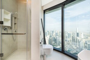 Een douche, een haardroger, handdoeken, zeep