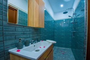 Morjane | Bathroom | Shower, hydromassage showerhead, free toiletries, towels - Riad Amely (Marrakech)