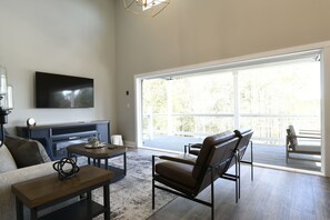 Living area - The Buccaneer at Clermont Bay (Hancock County)