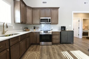 Frigorífico, microondas, horno y placa de cocina