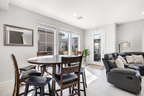 Interior - Haven in the Sand: 4 beds 3.5 baths, sleeps 10.  Community Pool. (Washington)