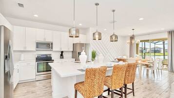 KĂŒhlschrank, Mikrowelle, Ofen, Herdplatte