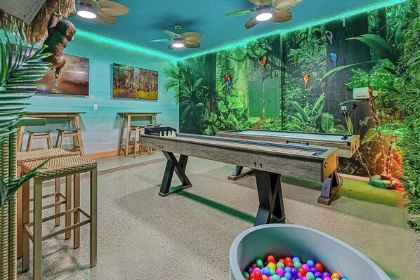 Game room - Upstay Lakeside 10BR Home w Pool, Cinema & Games (Kissimmee)