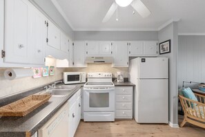 Refrigerador, microondas, placa de cocina, lavavajillas