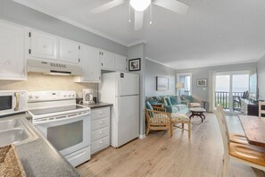 Refrigerador, microondas, placa de cocina, lavavajillas