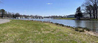 PLAY PORT MARINA. Eclipse Hot Spot. Lake front campsite. North Lot parking