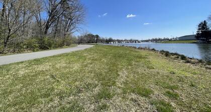 PLAY PORT MARINA. Eclipse Hot Spot. Lake front campsite. North Lot parking