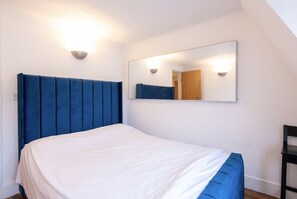 1 quarto, ferros/tábuas de passar roupa, roupa de cama