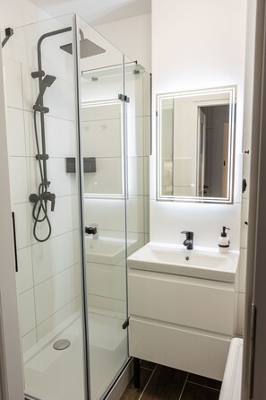 Dusch, hårtork, handdukar och tvål