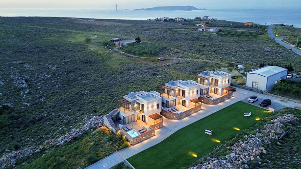 Eine moderne Villa mit Swimmingpool, mehreren Schlafzimmern und Meerblick.