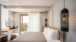 Ein modernes Hotelzimmer mit einem großen Bett, einem Nachttisch, einem Spiegel und Blick ins Freie.