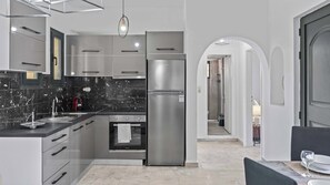 Fridge, oven, stovetop, coffee/tea maker