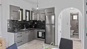 Fridge, oven, stovetop, coffee/tea maker