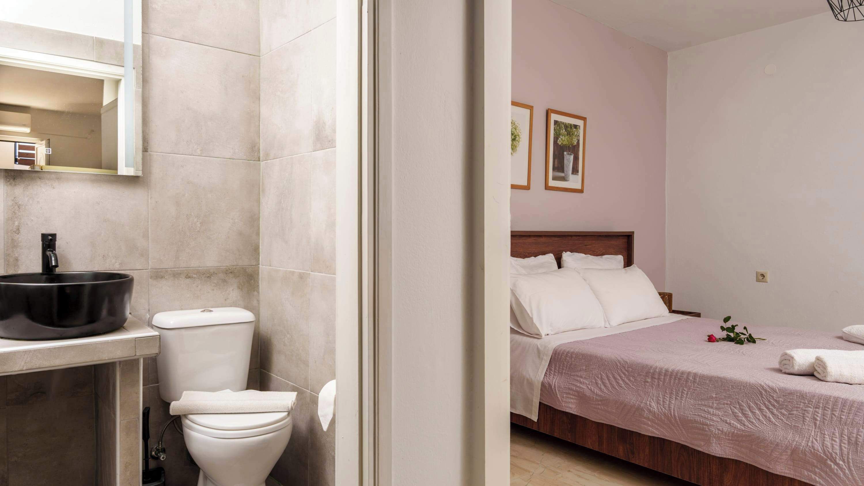 1 dormitorio, tabla de planchar con plancha, wifi y ropa de cama