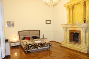 2 多间卧  室、熨斗/熨衣板、WiFi、床单