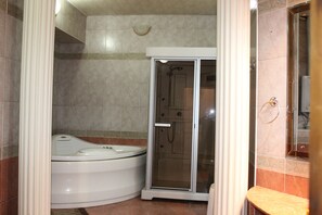 ヘアドライヤー、タオル、石鹸、トイレットペーパー