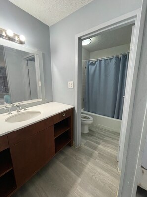 Standard Room, 1 King Bed | Bathroom | Shower, free toiletries, hair dryer, towels - Lamplighter Inn By OYO Charlotte Airport Area (Charlotte)