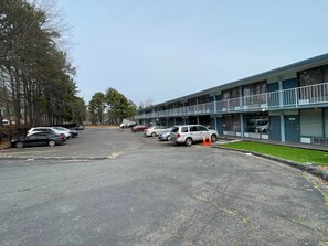 Free self-parking - Lamplighter Inn By OYO Charlotte Airport Area (Charlotte)