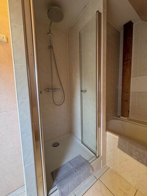 Haartrockner, Handtücher, Seife, Shampoo