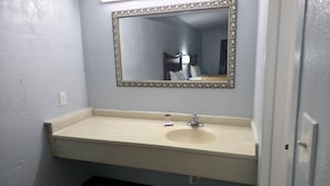 Shower, perlengkapan mandi gratis, pengering rambut, dan handuk