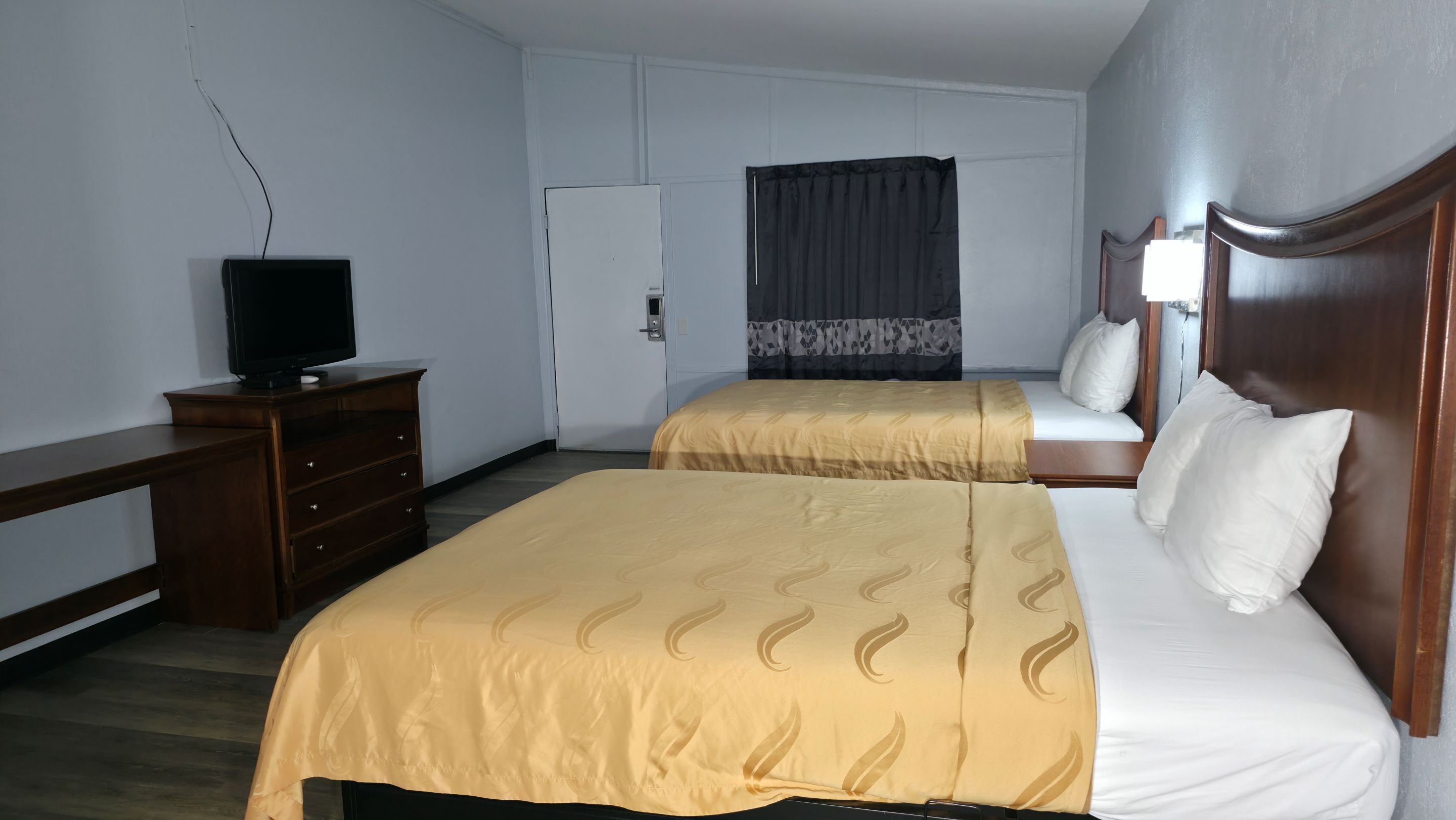 Meja kerja dan seprai linen