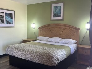 Desk, bed sheets - Washington Motel By OYO (Washington)