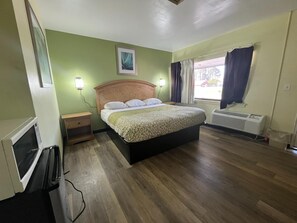 Desk, bed sheets - Washington Motel By OYO (Washington)