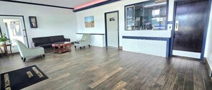 Lobby sitting area - Washington Motel By Hotel O (Washington)