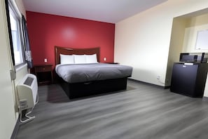 Desk, bed sheets - Washington Motel By Hotel O (Washington)