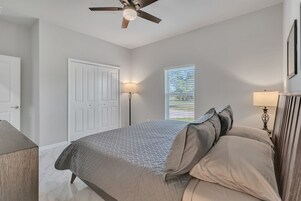 3 habitaciones, escritorio y espacio para trabajar con laptop 