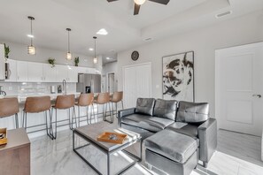 Toetasjesleilighet, 3 soverom | Oppholdsområde | Smart-TV