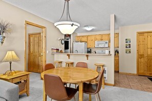 Apartamento, 2 habitaciones | Restauración