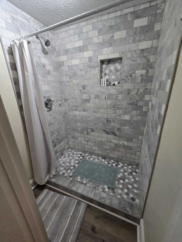 Douche, séchoir à cheveux, serviettes fournies, savon