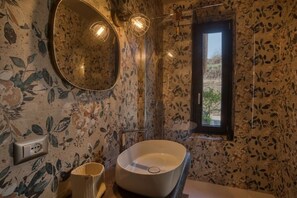 Chuveiro, secador de cabelo, bidê, toalhas de banho