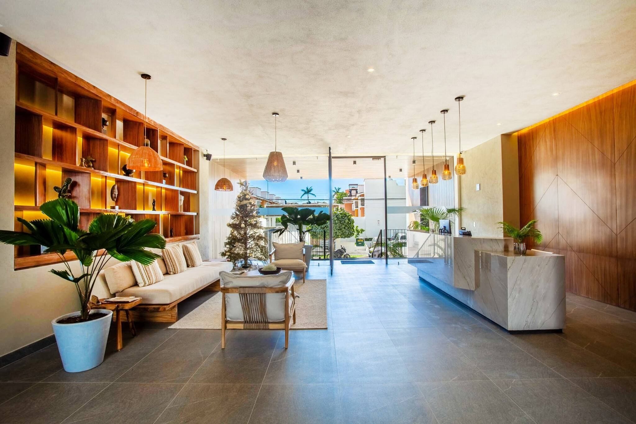 Ein modernes Interieur mit Sofa, Couchtisch und einer Rezeption.