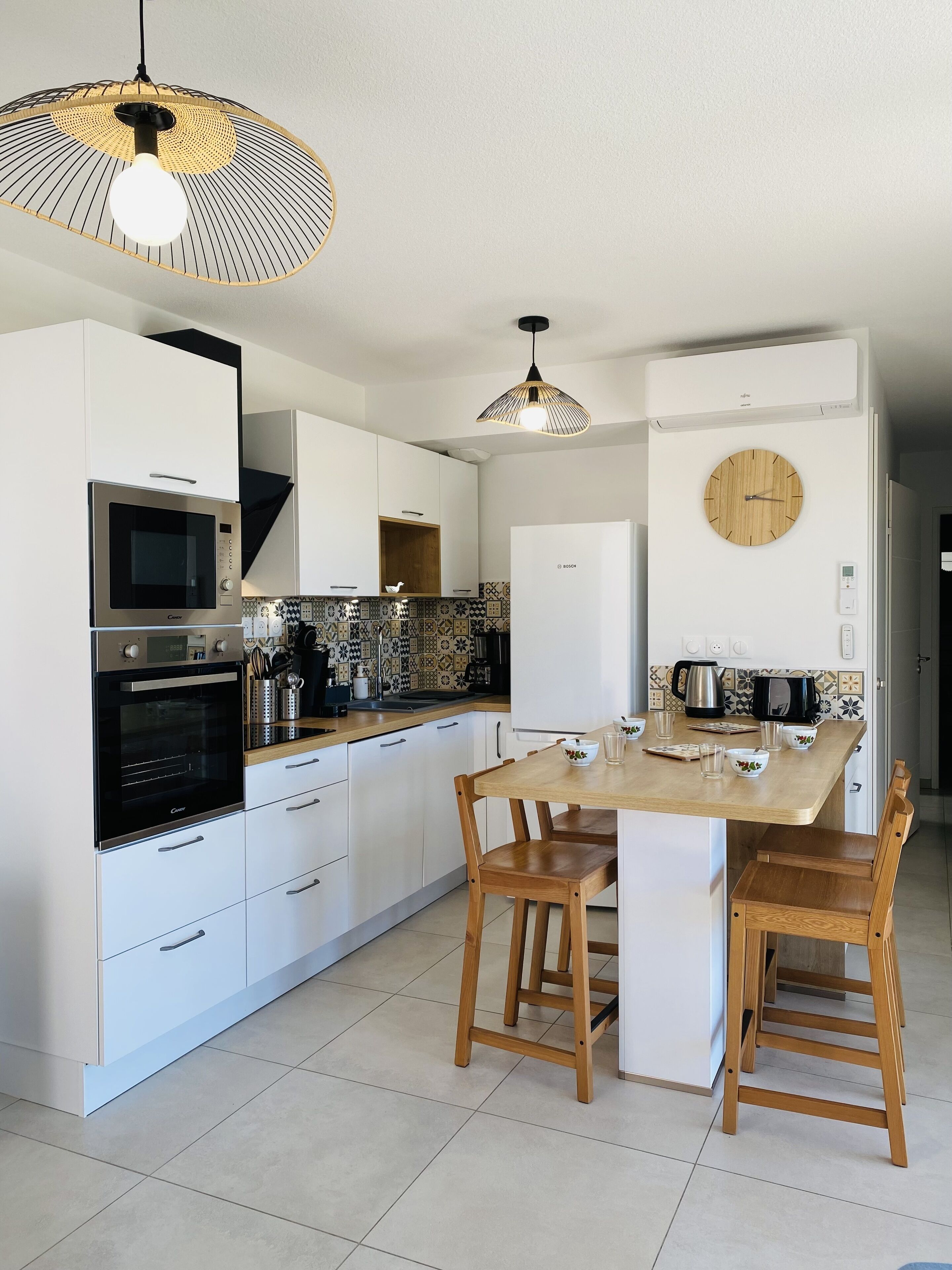 Coffee/tea maker, fridge, oven, stovetop