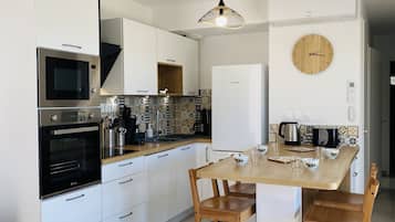Coffee/tea maker, fridge, oven, stovetop